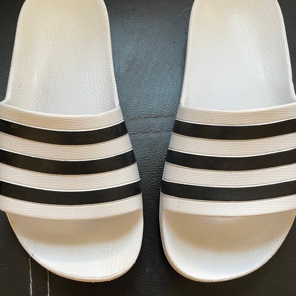 (men’s) adidas • white & black open toe pool flip flops - Picture 4 of 16